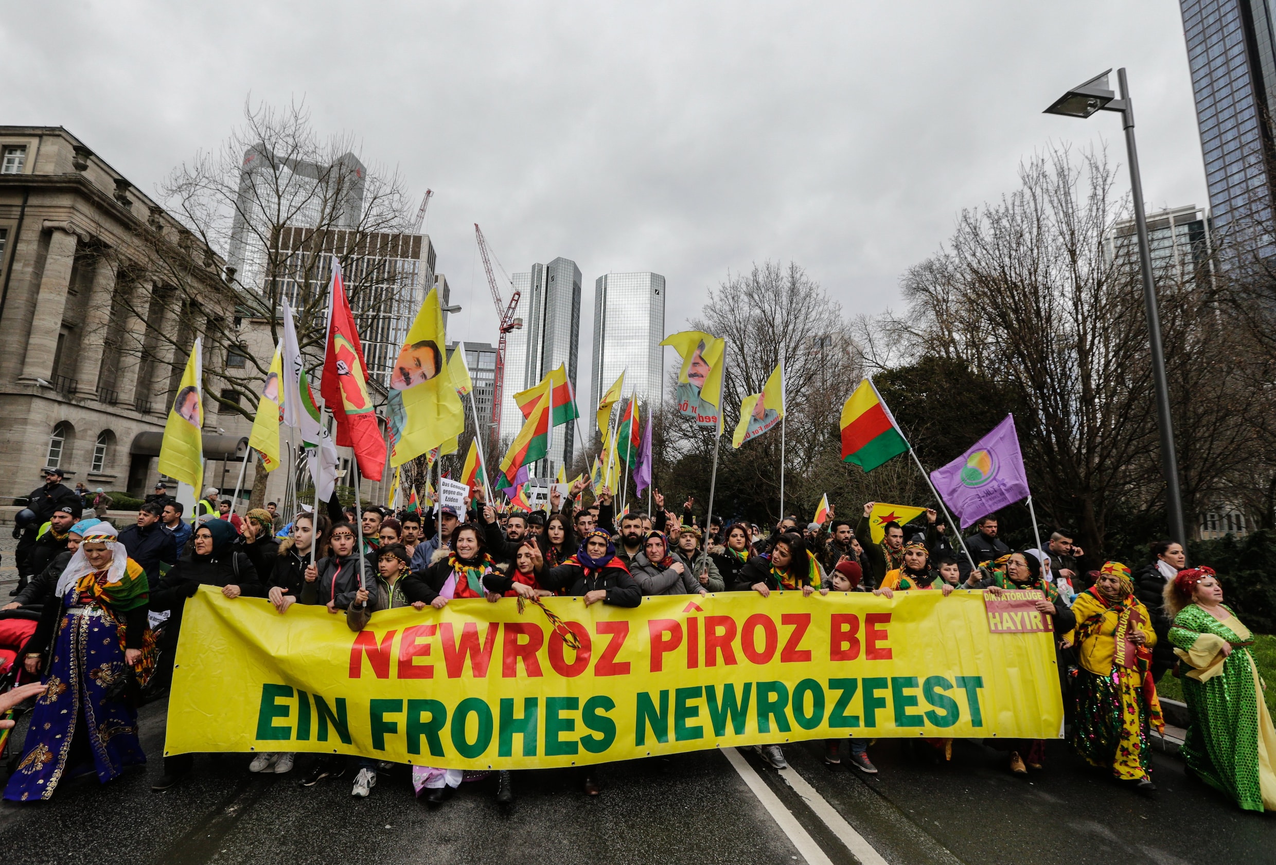 Tienduizenden Koerden betogen in Frankfurt voor "democratie in Turkije"