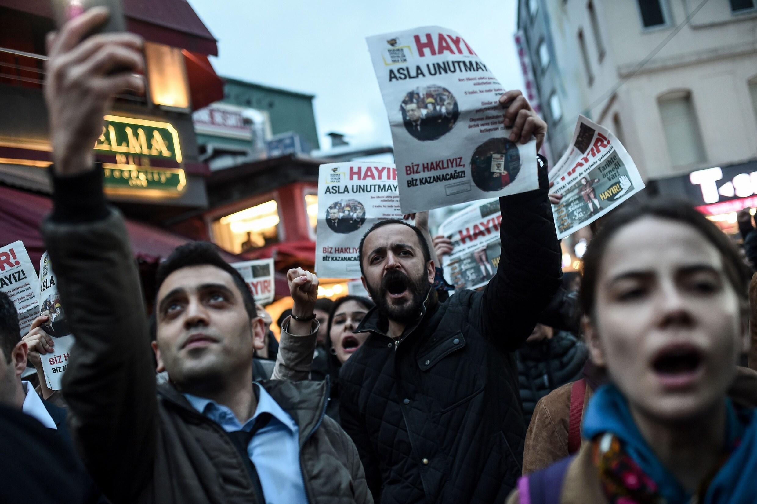 "Dief, moordenaar": duizenden Turken demonstreren in Istanboel tegen Erdogan