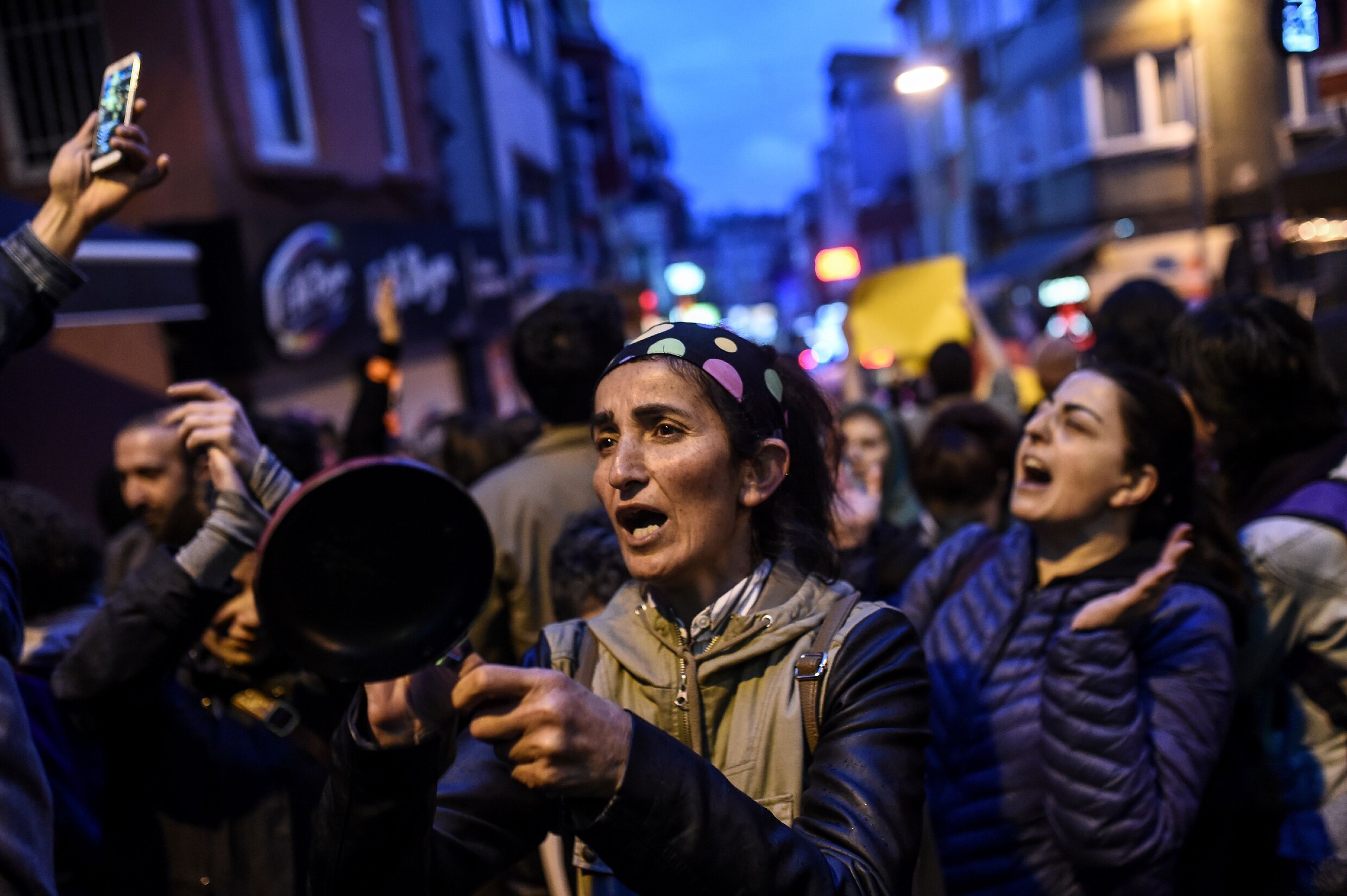 "Dief, moordenaar": duizenden Turken demonstreren in Istanboel tegen Erdogan
